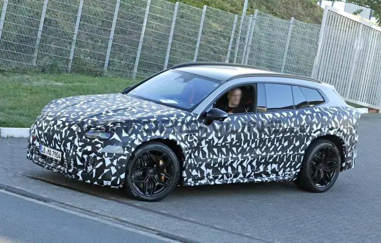 Mercedes-AMG SUV - Foto spia 16-09-2026 - 3