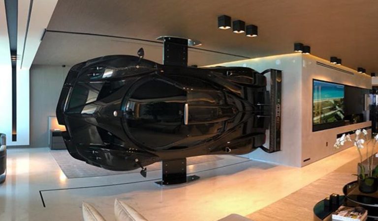 C’è chi si mette una Pagani in casa (e non stiamo parlando del box) come opera d’arte C’è chi si mette una Pagani in casa (e non stiamo parlando del box) come opera d’arte