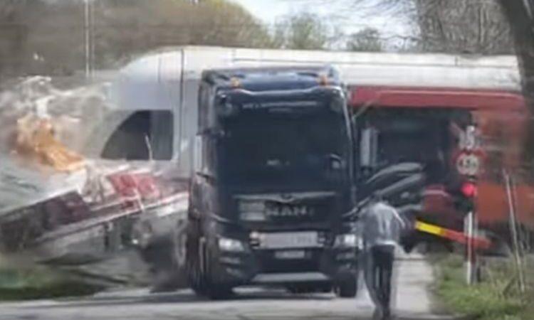Guardate una barca e un camion venire distrutti senza pietà da un treno! Guardate una barca e un camion venire distrutti senza pietà da un treno!