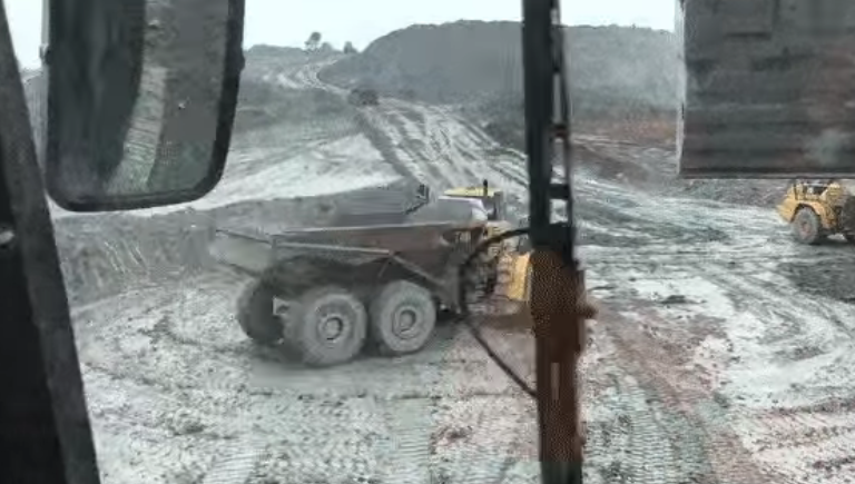Un giorno qualsiasi in cantiere: Un Autocarro da 40 tonnellate compie un Drift spettacolare Un giorno qualsiasi in cantiere: Un Autocarro da 40 tonnellate compie un Drift spettacolare