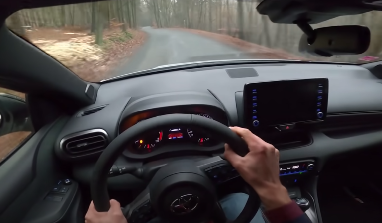 Guardate una Toyota Yaris GR divorare la campagna della Repubblica Ceca (VIDEO) Guardate una Toyota Yaris GR divorare la campagna della Repubblica Ceca (VIDEO)