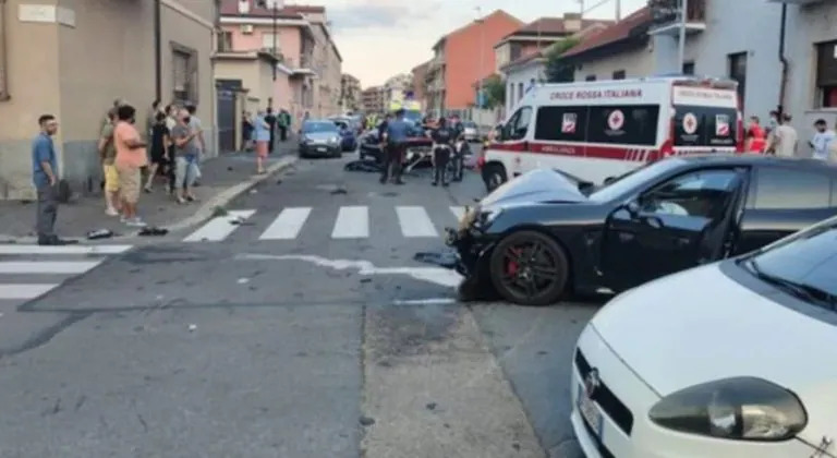 Un uomo guida la sua Porsche con le infradito e provoca un incidente, coinvolgendo due carabinieri Un uomo guida la sua Porsche con le infradito e provoca un incidente, coinvolgendo due carabinieri