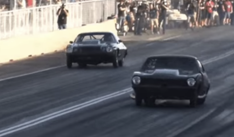 Una Ford Mustang d’annata va così veloce che perde una portiera per strada (VIDEO)