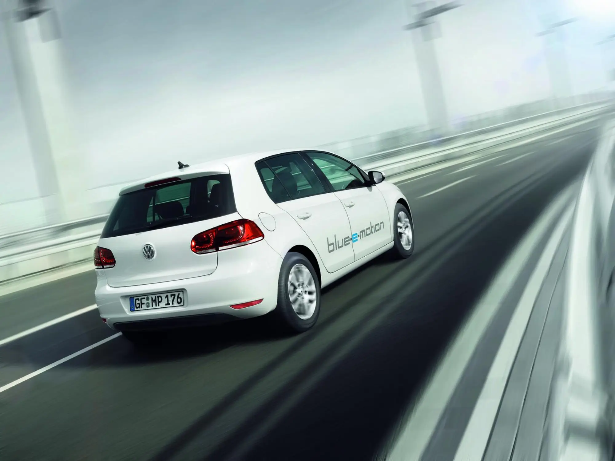 2014 Volkswagen Golf blue-e-motion - 19