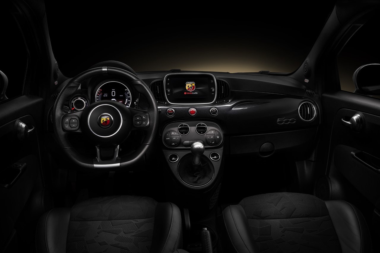 Abarth 595 Scorpioneoro e Monster Energy Yamaha