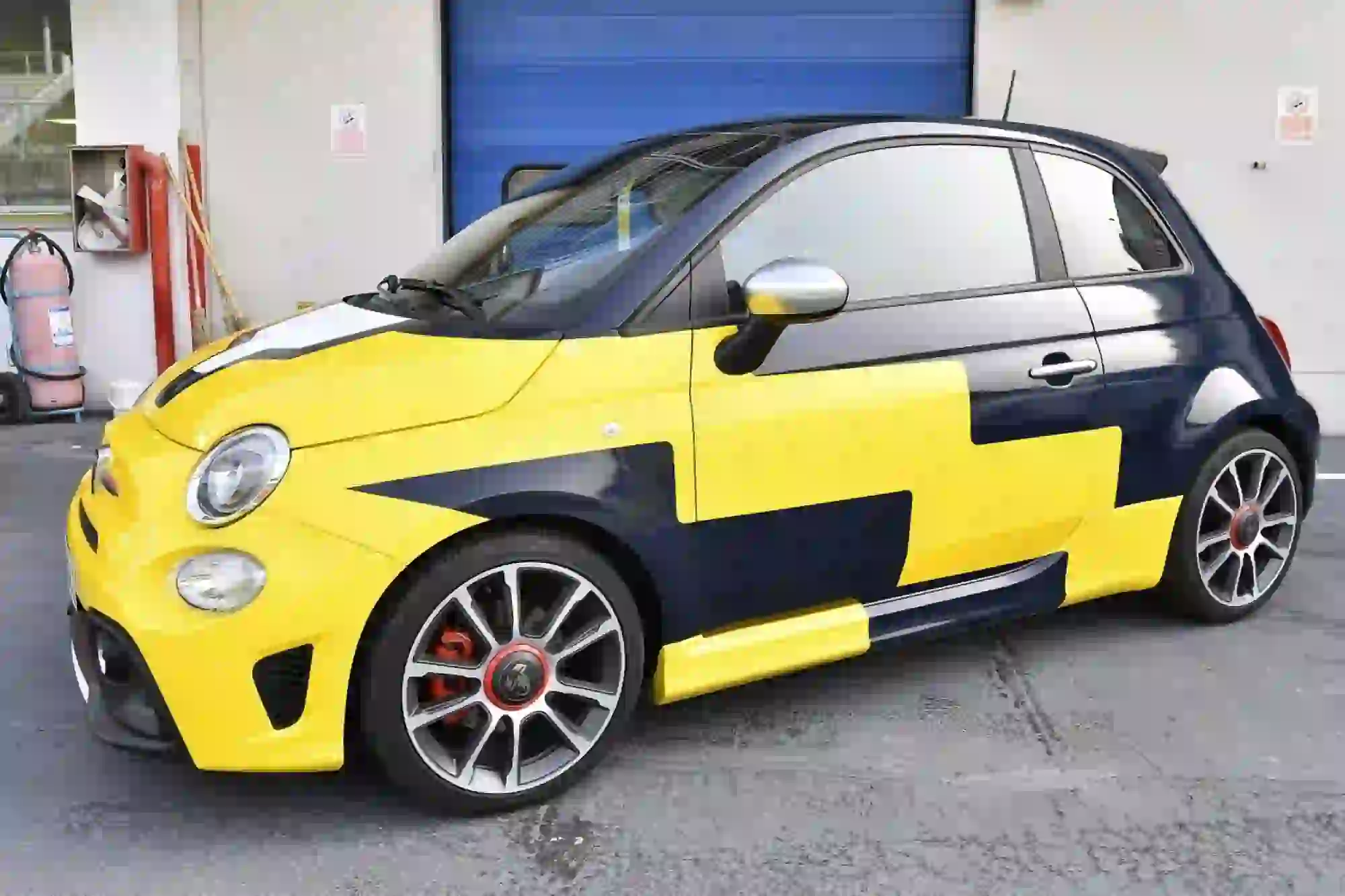 Abarth 595 Turirmo K-Hertz e Fiat 500 Carlo Icon-e - Foto ufficiali - 4