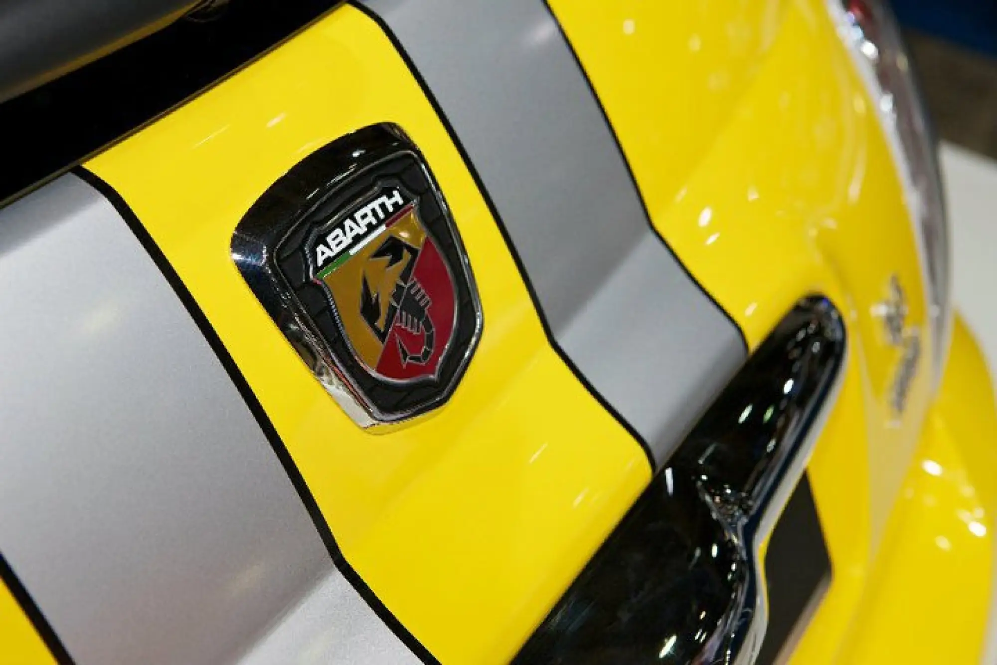 Abarth 695 Tributo Ferrari Giallo Modena - 2