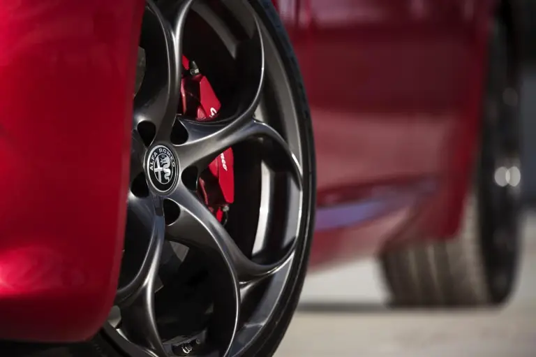 Alfa Romeo Giulia e Stelvio Nero Edizione - 10
