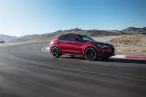 Alfa Romeo Giulia e Stelvio Nero Edizione - 16