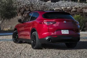 Alfa Romeo Giulia e Stelvio Nero Edizione - 17