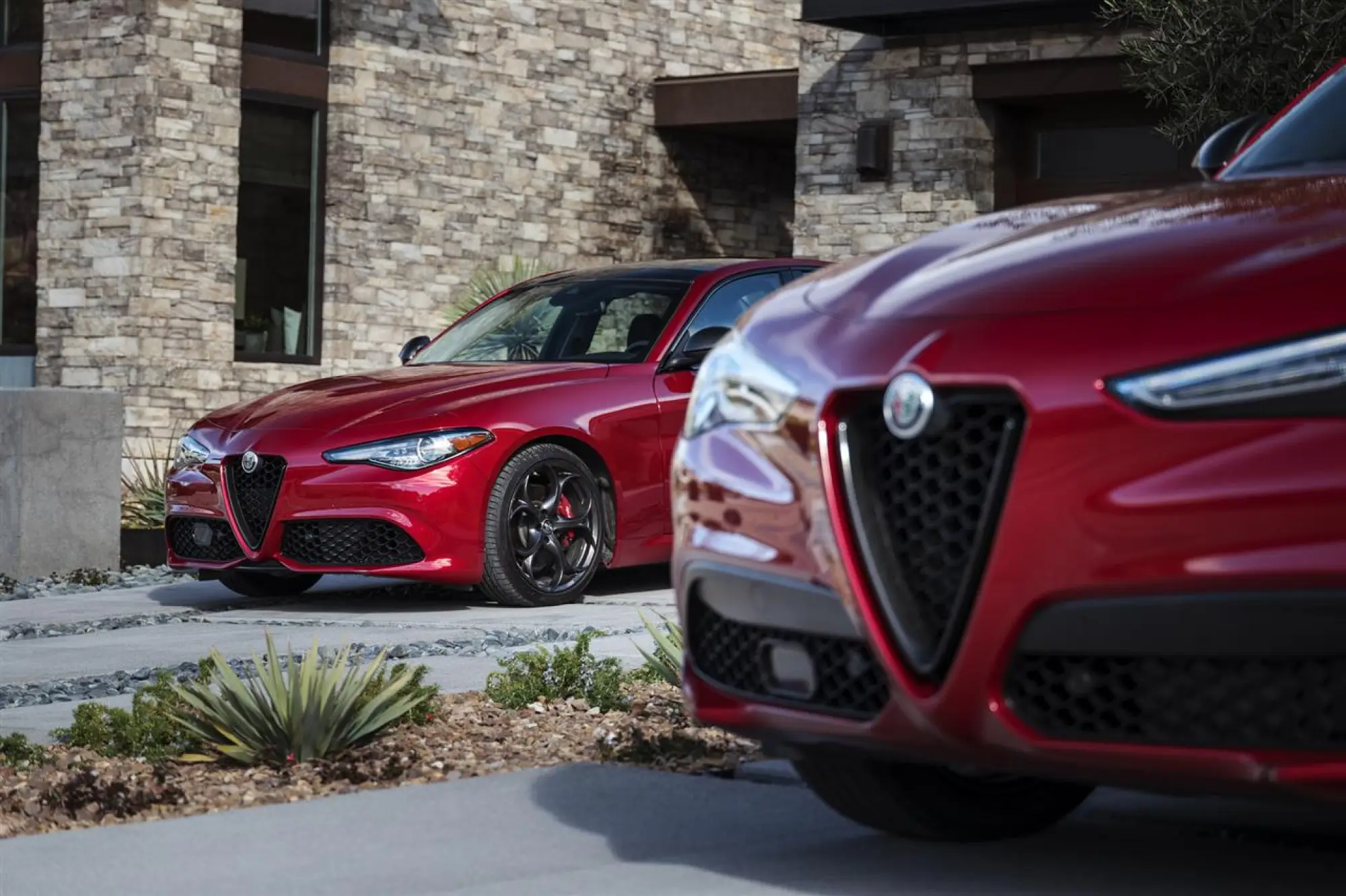 Alfa Romeo Giulia e Stelvio Nero Edizione - 1