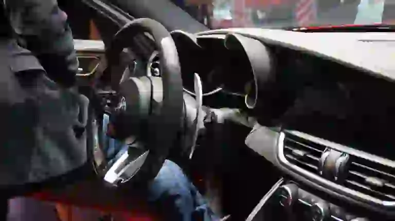 Alfa Romeo Giulia Quadrifoglio Automatica - Salone di Parigi 2016 - 9