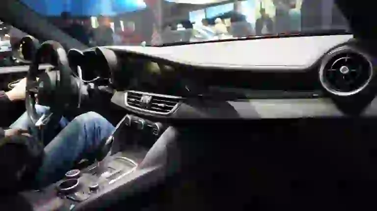 Alfa Romeo Giulia Quadrifoglio Automatica - Salone di Parigi 2016 - 10