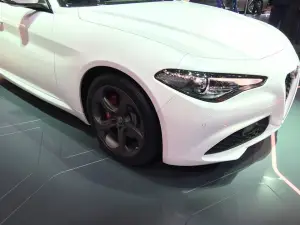 Alfa Romeo Giulia foto live - Salone di Ginevra 2016 - 11
