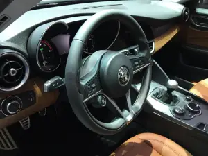 Alfa Romeo Giulia foto live - Salone di Ginevra 2016 - 13