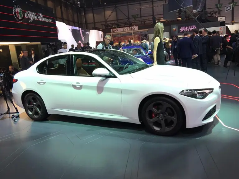 Alfa Romeo Giulia foto live - Salone di Ginevra 2016 - 14