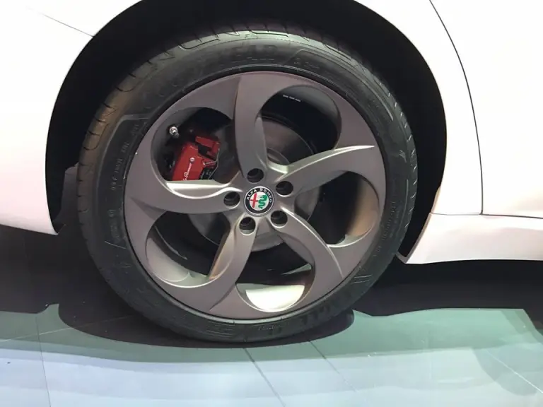 Alfa Romeo Giulia foto live - Salone di Ginevra 2016 - 17