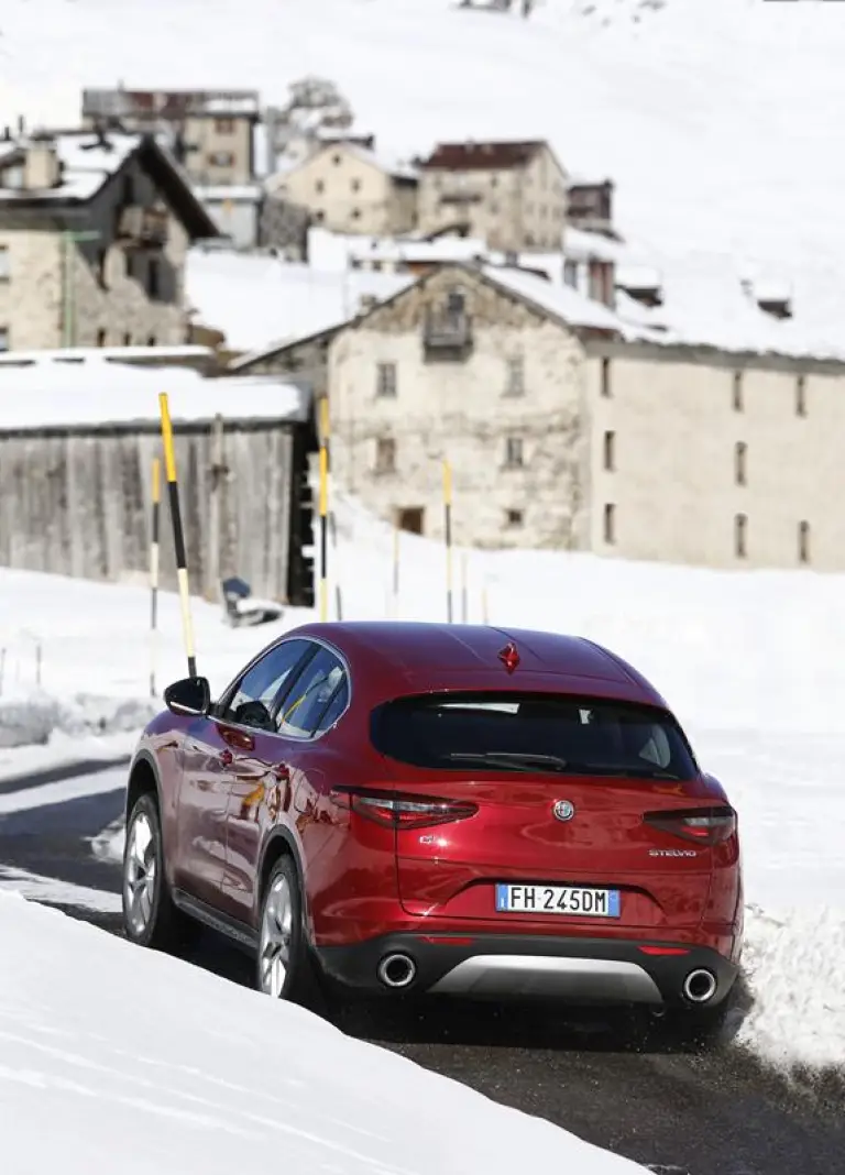 Alfa Romeo Stelvio 2017 - 23