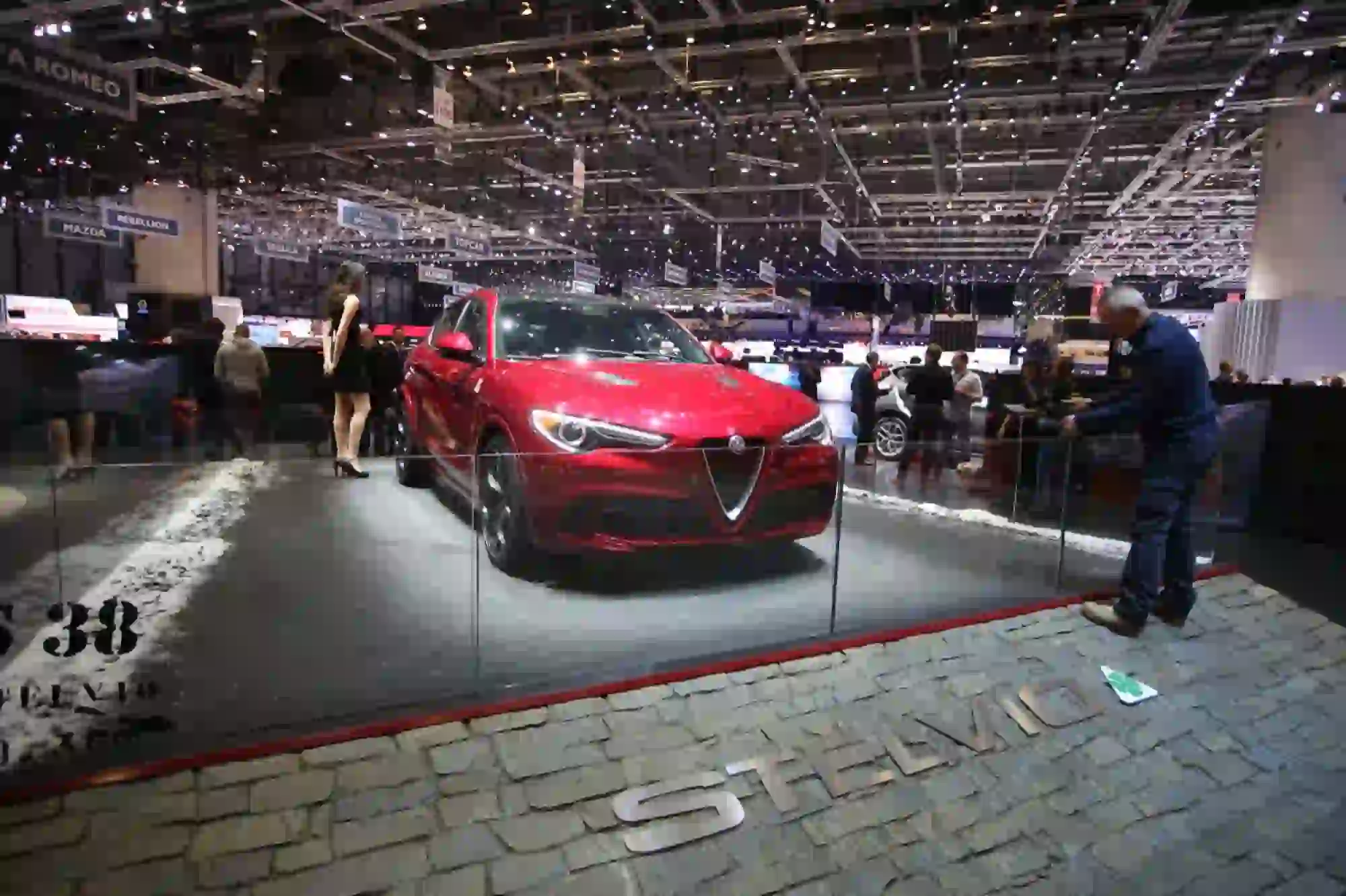 Alfa Romeo Stelvio Foto Live - Salone di Ginevra 2017 - 1