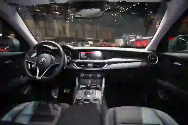 Alfa Romeo Stelvio Foto Live - Salone di Ginevra 2017 - 8