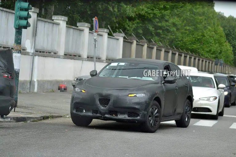 Alfa Romeo Stelvio - Foto spia 06-07-2016 - 10