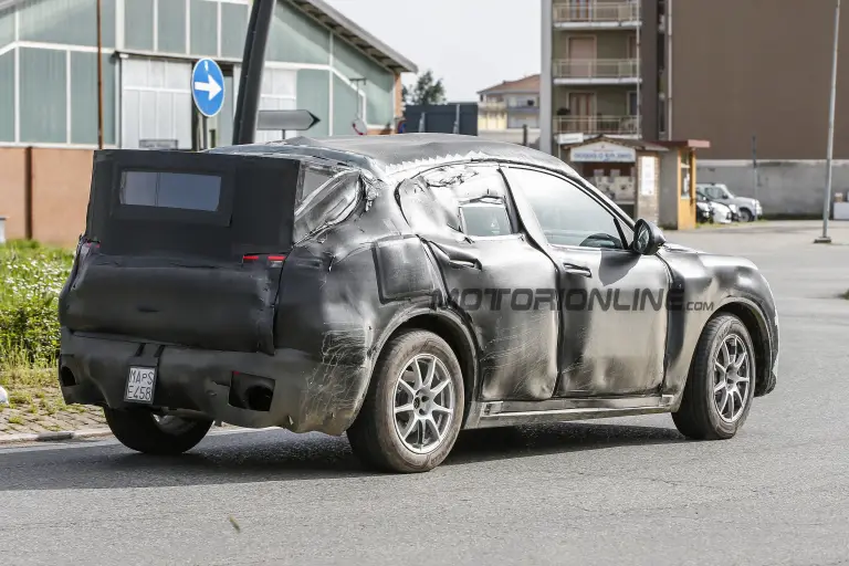 Alfa Romeo Stelvio - Foto spia 08-04-2016 - 9