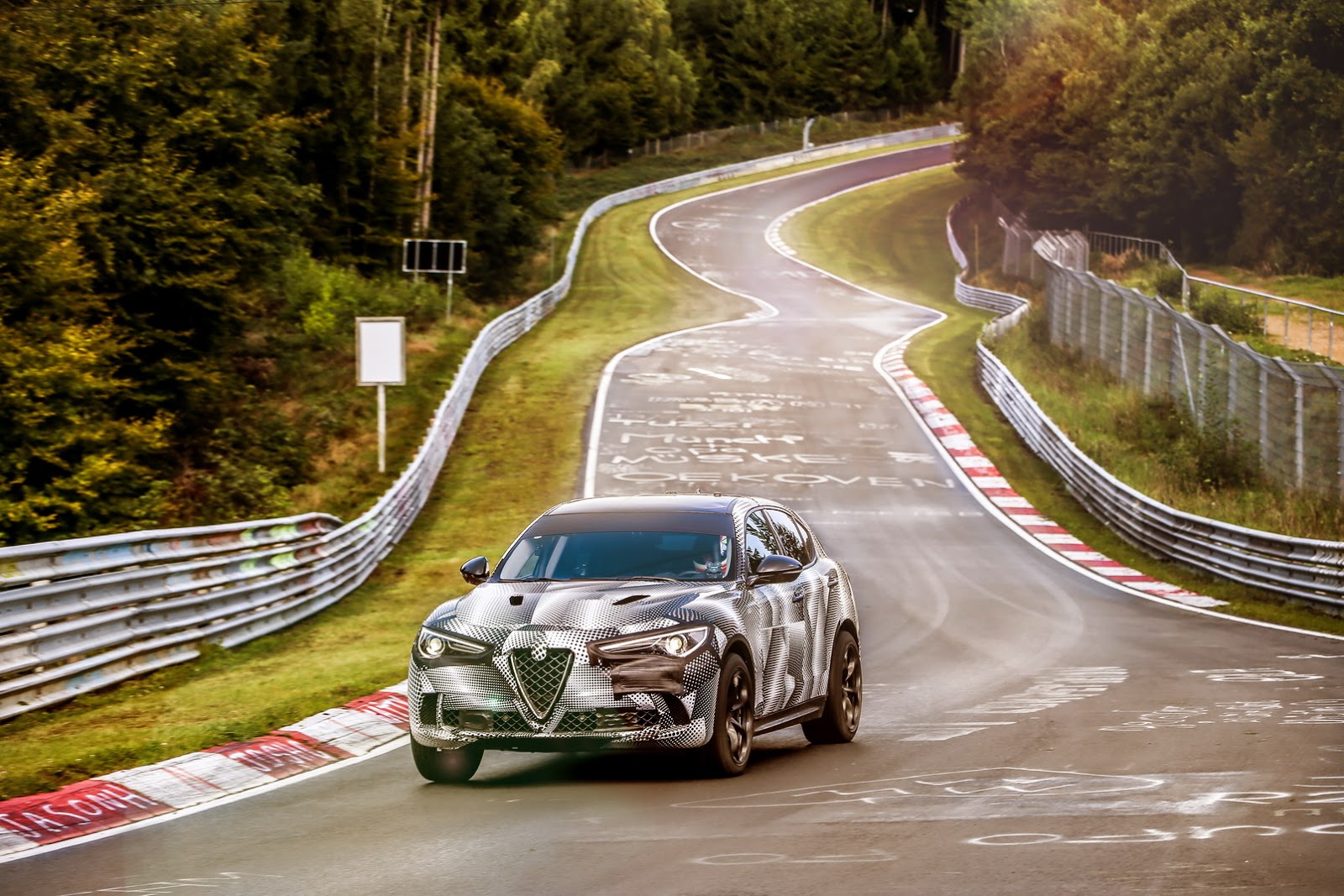 Alfa Romeo Stelvio Quadrifoglio - Record al Nurburgring