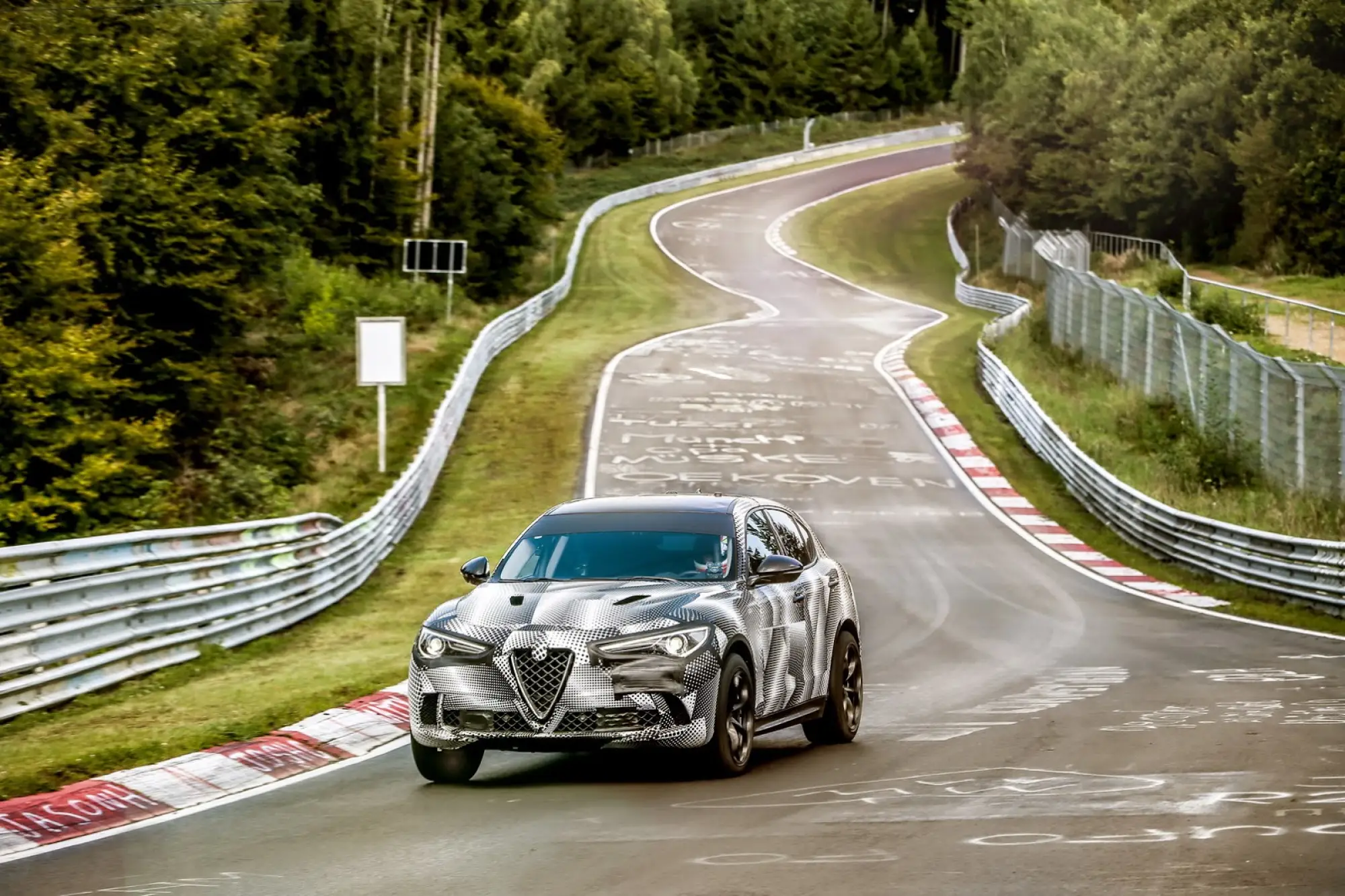 Alfa Romeo Stelvio Quadrifoglio - Record al Nurburgring - 2