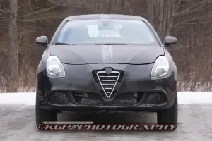 Alfa Romeo SUV foto spia 