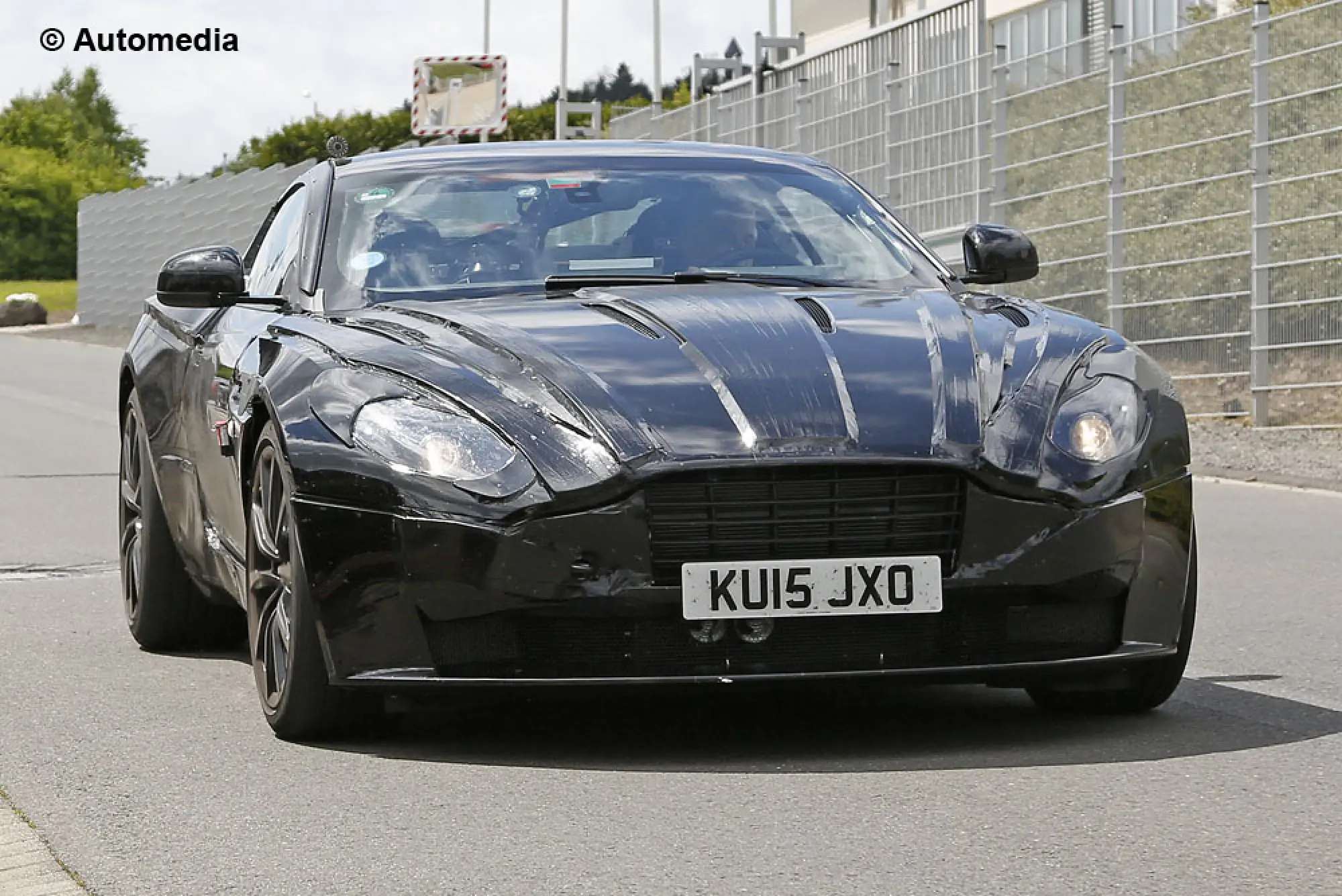 Aston Martin DB11 - Foto spia 19-05-2015 - 2