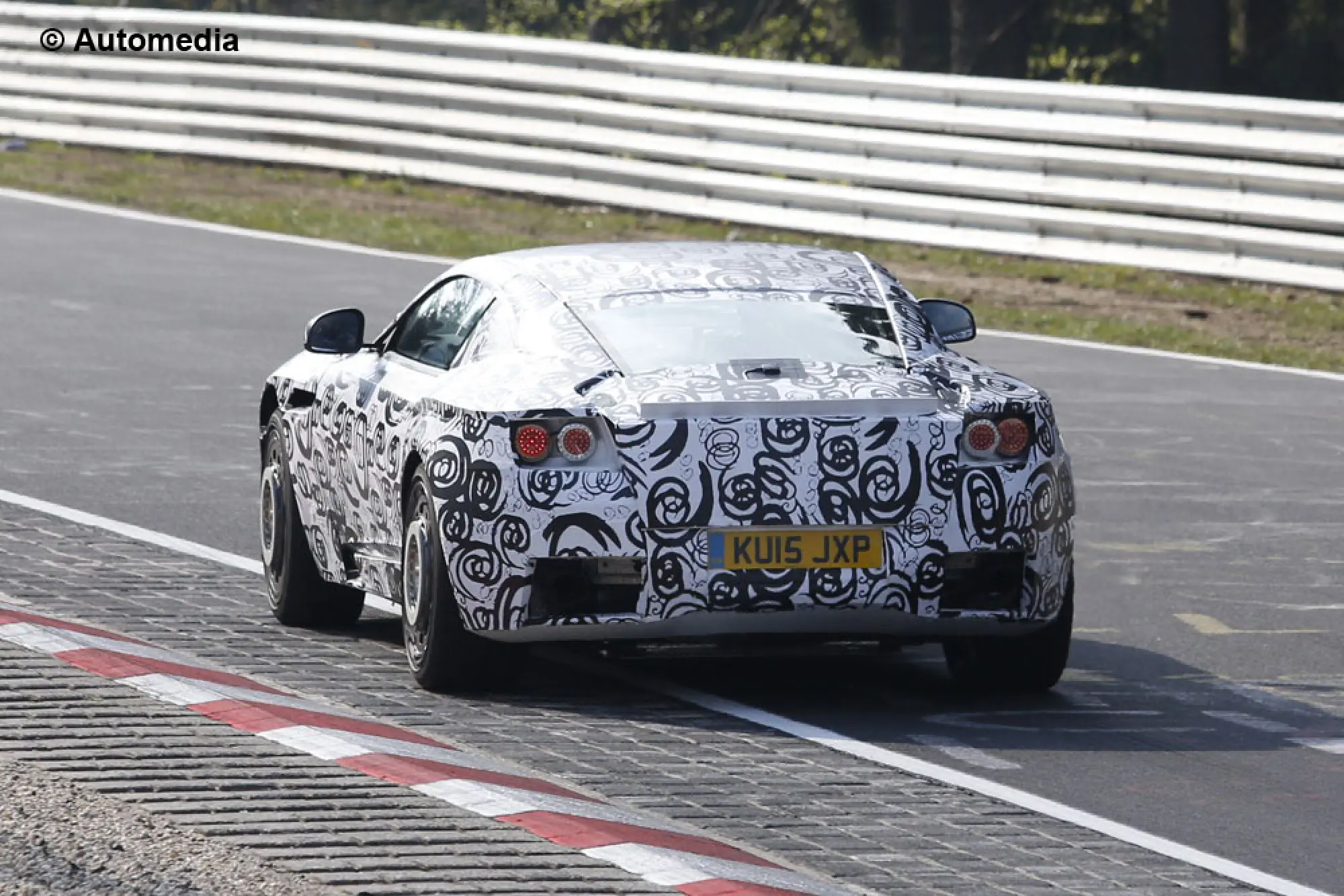 Aston Martin DB11 - Foto spia 23-04-2015 - 8