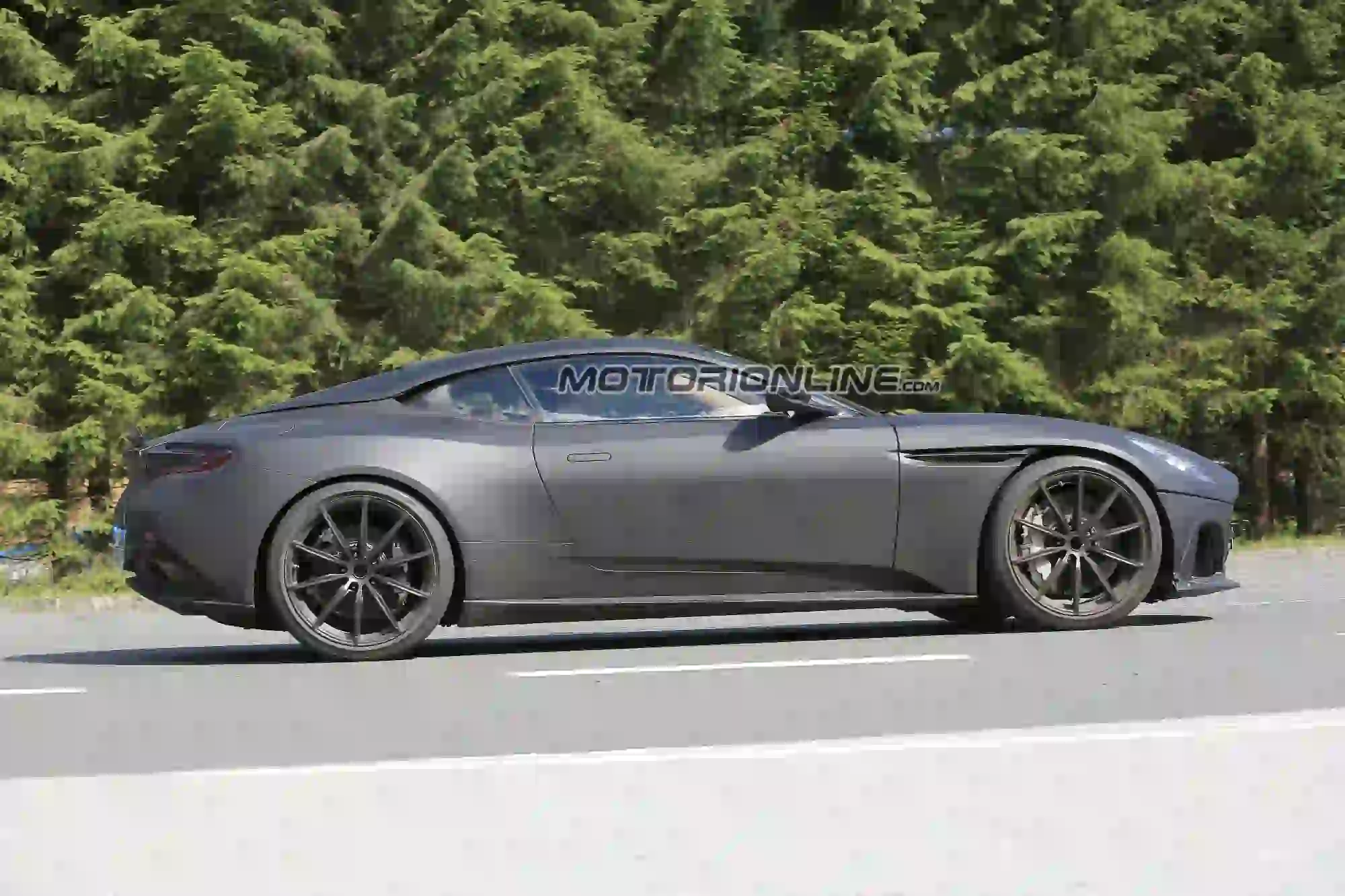 Aston Martin DB11 S - Foto spia 20-07-2017 - 4