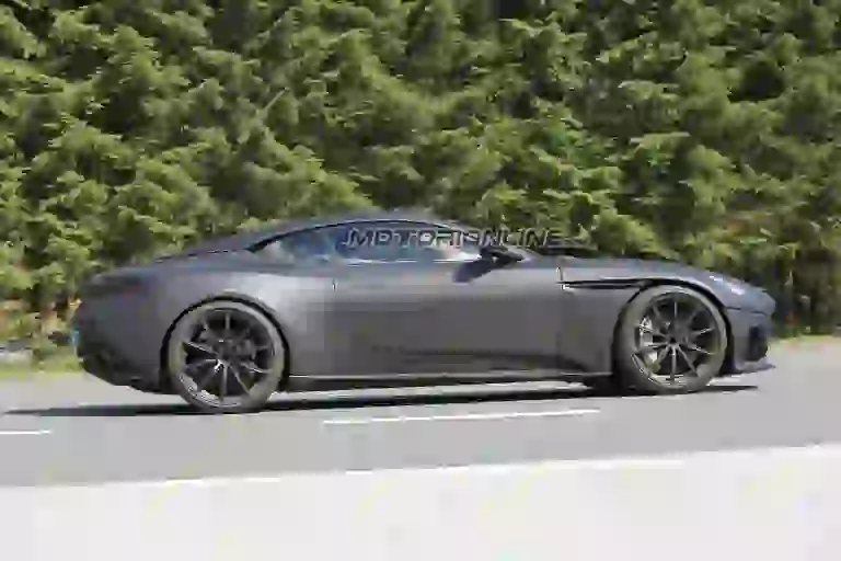 Aston Martin DB11 S - Foto spia 20-07-2017 - 4