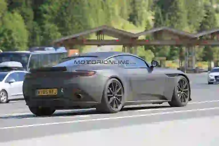 Aston Martin DB11 S - Foto spia 20-07-2017 - 5