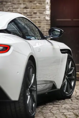 Aston Martin DB11 V8 - 16