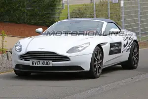 Aston Martin DB11 Volante foto spia 17 maggio 2017