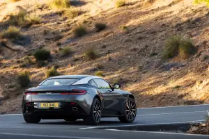 Aston Martin DB11