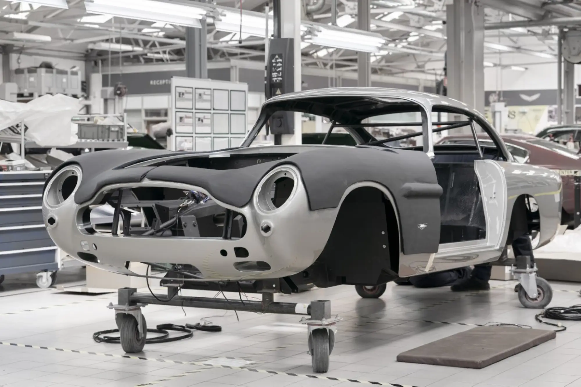 Aston Martin DB5 Goldfinger Continuation - Produzione - 4