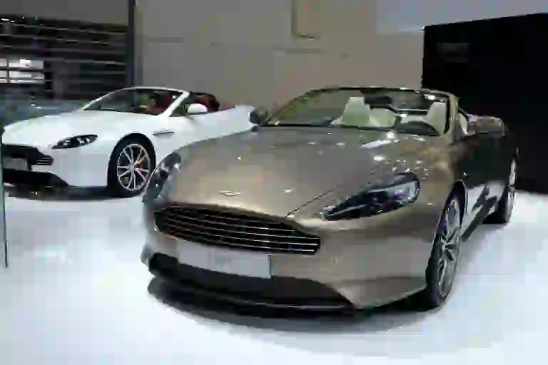 Aston Martin DB9 (Coupè, Volante, LM, GT Bond Edition, DBR9 GT1 e DBRS9 GT3) - 4