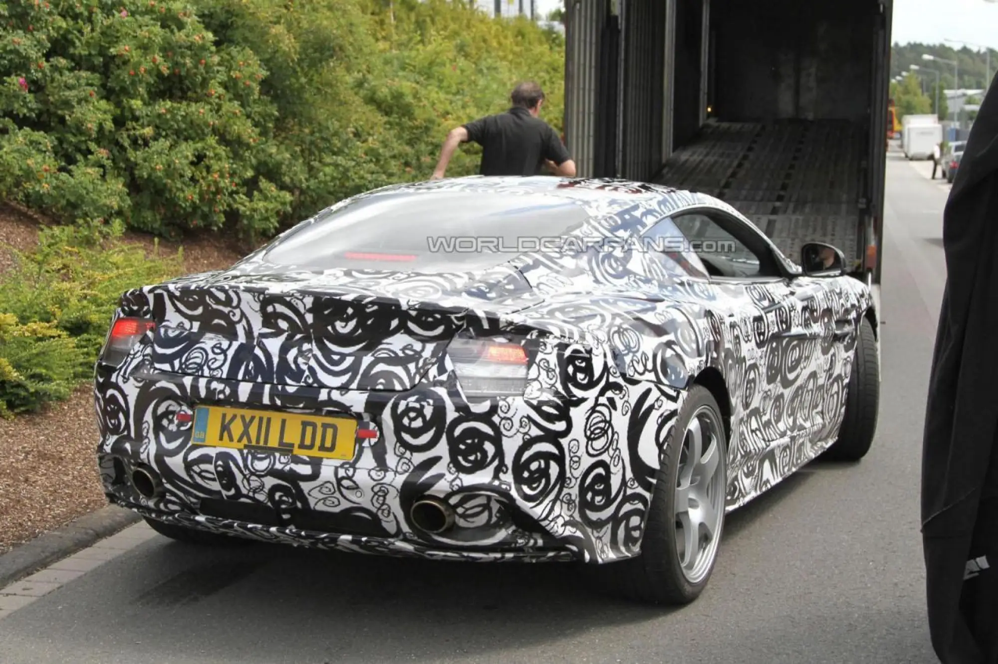 Aston Martin DB9 foto spia luglio 2011 - 5