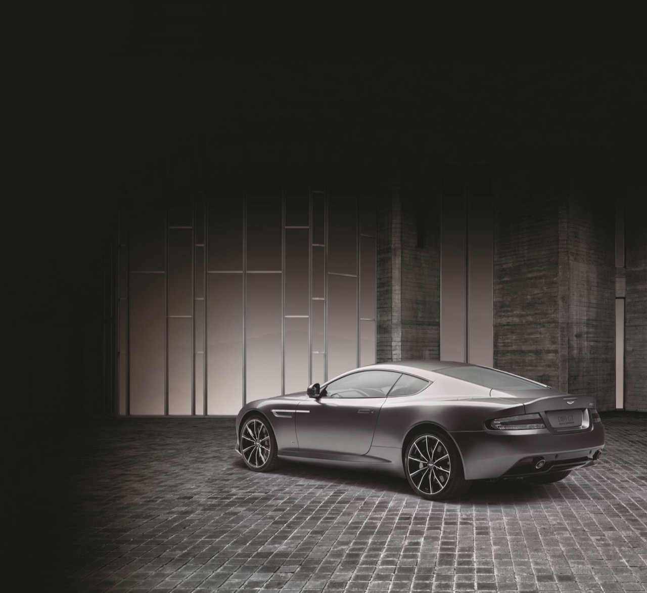 Aston Martin DB9 GT Bond Edition e accessori