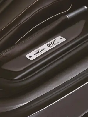 Aston Martin DB9 GT Bond Edition e accessori