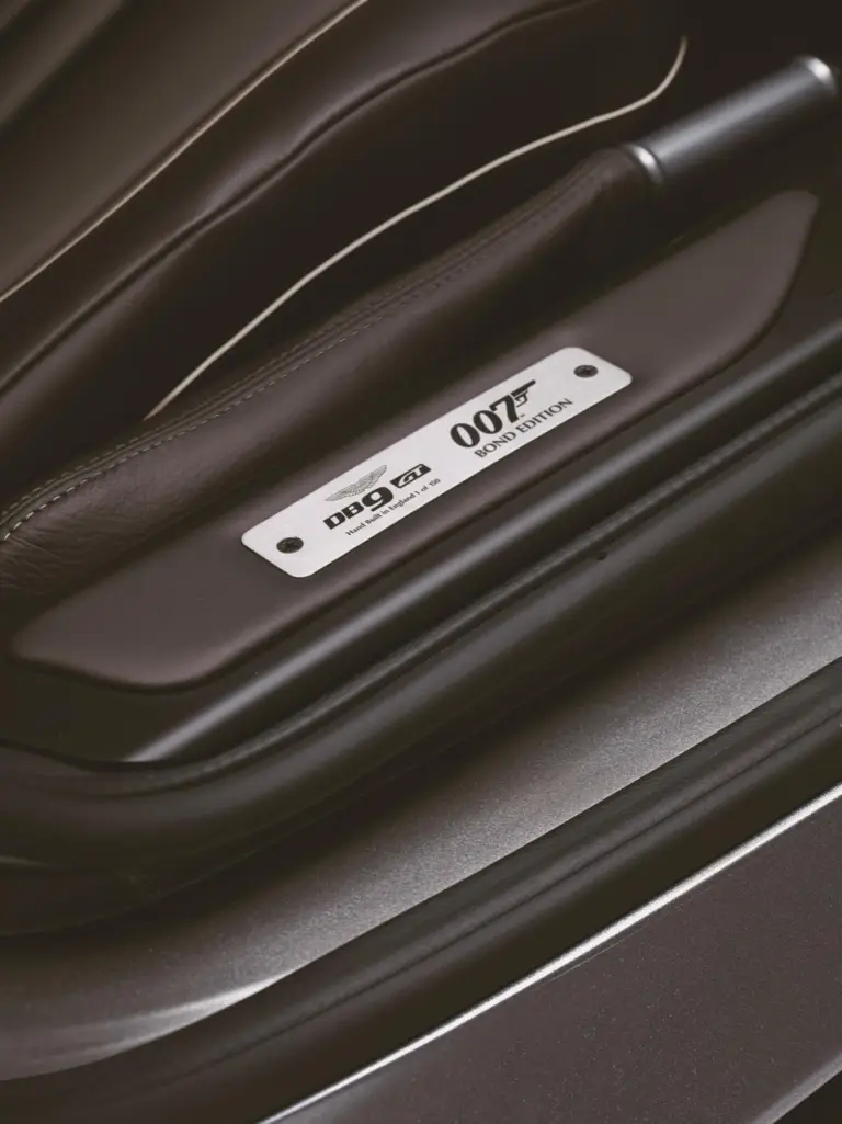 Aston Martin DB9 GT Bond Edition e accessori - 7