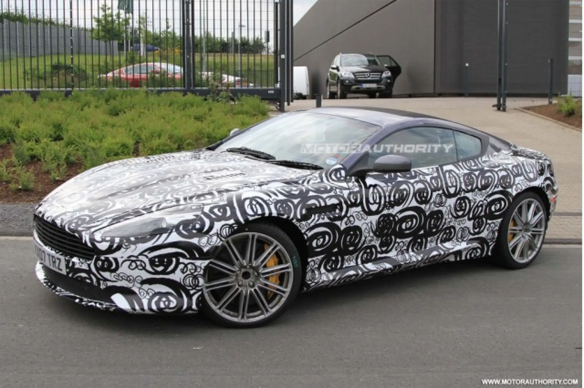 Aston Martin DBS spy - 8