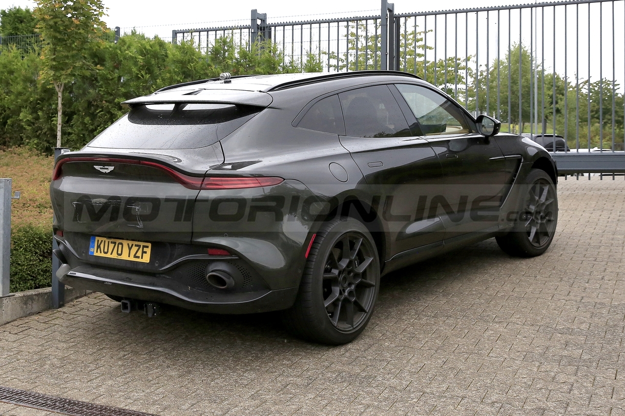 Aston Martin DBX 2022 - Foto Spia 15-09-2021