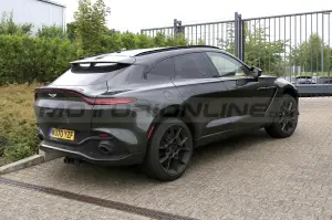 Aston Martin DBX 2022 - Foto Spia 15-09-2021 - 6