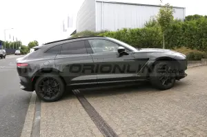 Aston Martin DBX 2022 - Foto Spia 15-09-2021 - 7