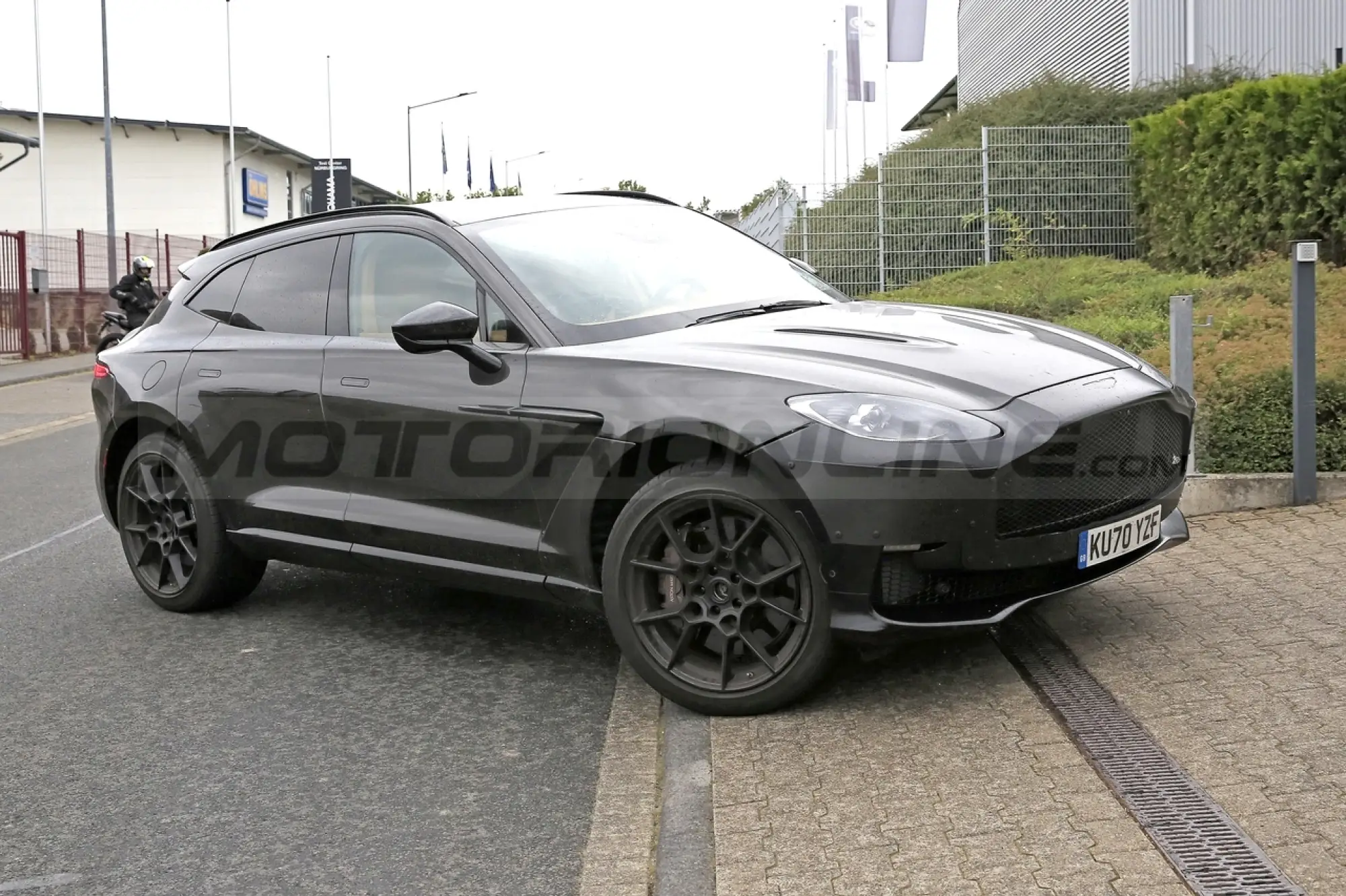 Aston Martin DBX 2022 - Foto Spia 15-09-2021 - 8