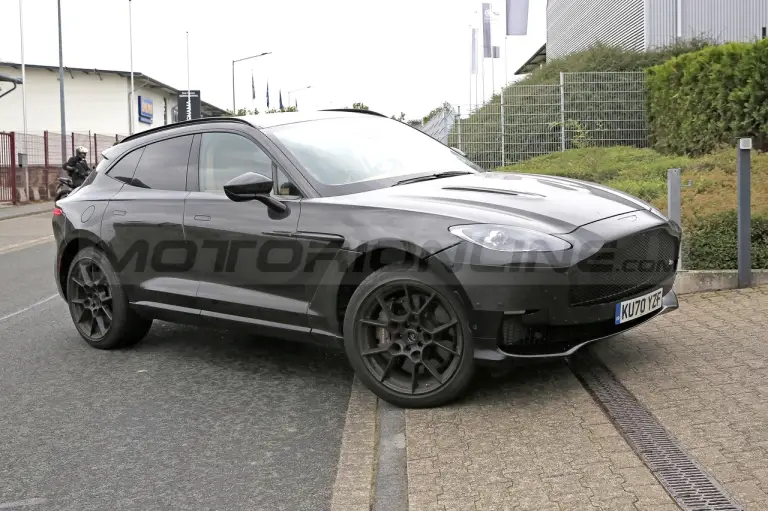 Aston Martin DBX 2022 - Foto Spia 15-09-2021 - 8