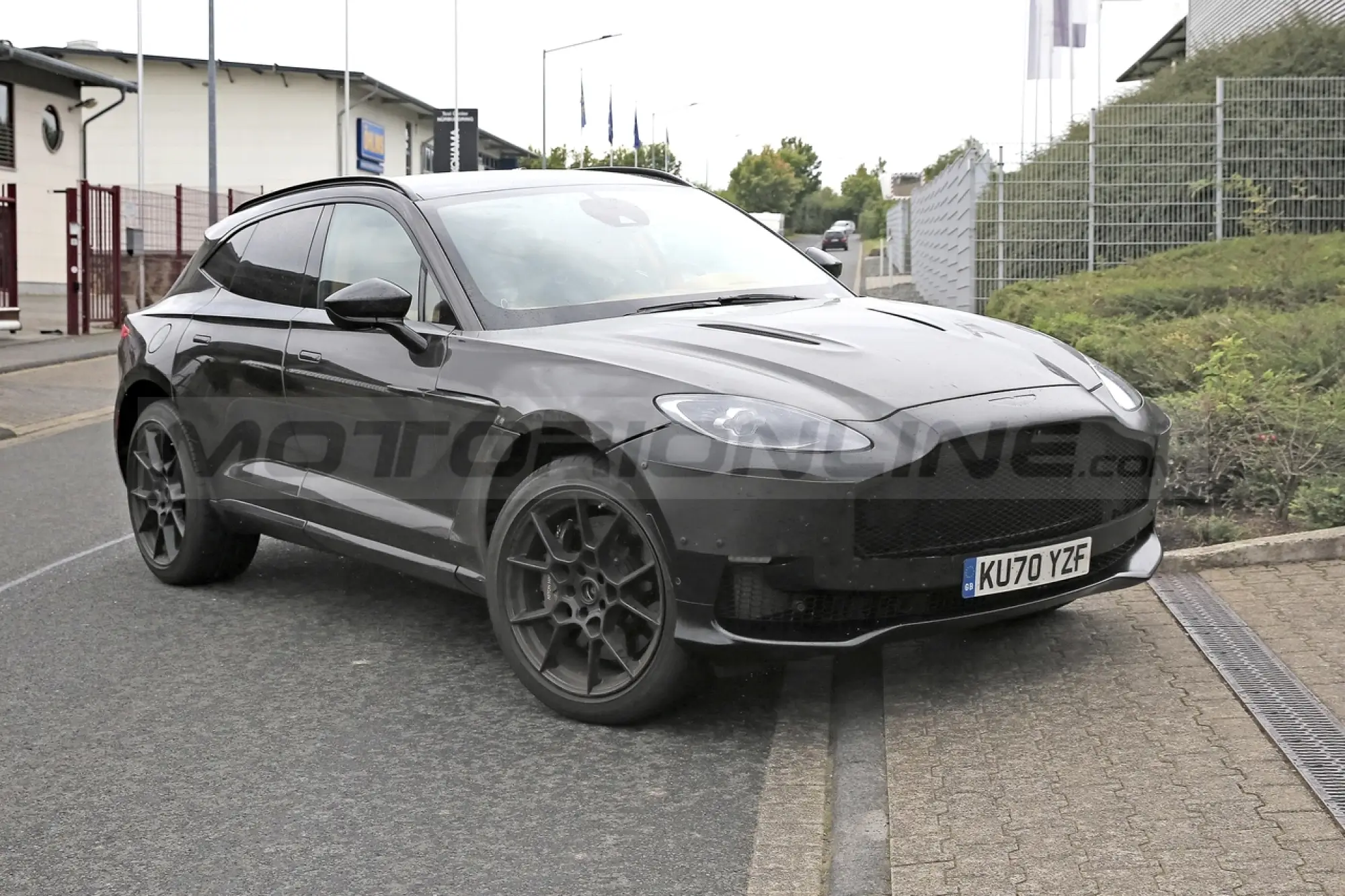 Aston Martin DBX 2022 - Foto Spia 15-09-2021 - 9